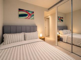 Skyline Suites - Stylish Corner Suite, City Views - 4