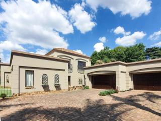 OR Tambo Airport Mansion ,Self Catering Holiday Home - 9