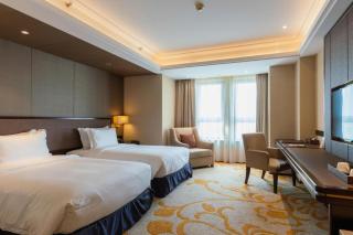Sky World Hotel Qingdao - 1