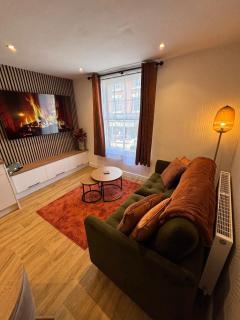 Hair BnB central Alcester- off site free parking - 0