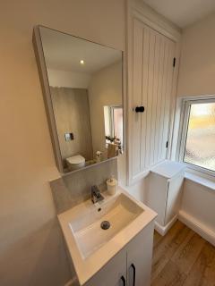 Hair BnB central Alcester- off site free parking - 2