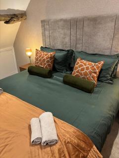 Hair BnB central Alcester- off site free parking - 9