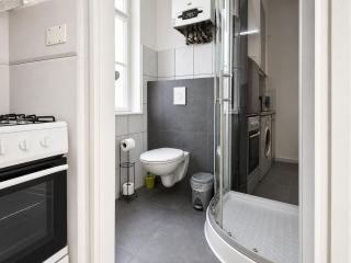 1BR Apartment & Living Room Westbahnhof Nearby - 1