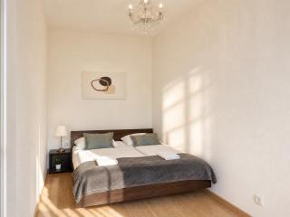 1BR Apartment & Living Room Westbahnhof Nearby - 0