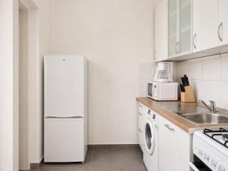 1BR Apartment & Living Room Westbahnhof Nearby - 2