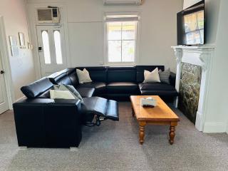 The Early Settler 200 metres from CBD - 5