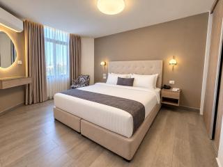 Red Carpet Hotel & Suites - 2