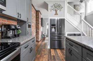 Fresh Urban Space, Quiet Area, Close to Dwtn - 9
