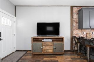 Fresh Urban Space, Quiet Area, Close to Dwtn - 6