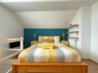 Spacious 4BR, Parking, Near Centre, Accommodates 7 - 3
