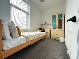 Spacious 4BR, Parking, Near Centre, Accommodates 7 - 5