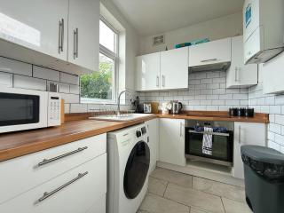 Spacious 4BR, Parking, Near Centre, Accommodates 7 - 2
