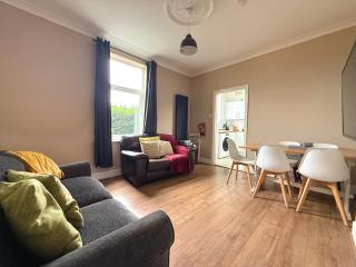 Spacious 4BR, Parking, Near Centre, Accommodates 7 - 8