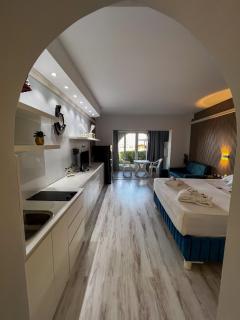 Deluxe King's Lake Apartment with Kitchen Coral Bay - 4