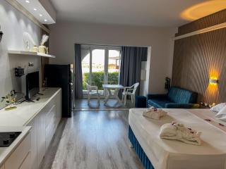 Deluxe King's Lake Apartment with Kitchen Coral Bay - 7