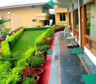 Hotel Lake Inn - A Luxury Lake View Hotel - 4