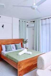 Pearl suite Bamburi Studio Aircon Pool & balcony - 4