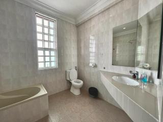Johor Bahru JB Mahkota -- Family Retreat & Pool Table #5BR4B 16pax by Cowidea - 2