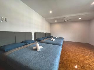 Johor Bahru JB Mahkota -- Family Retreat & Pool Table #5BR4B 16pax by Cowidea - 5