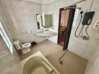 Johor Bahru JB Mahkota -- Family Retreat & Pool Table #5BR4B 16pax by Cowidea - 1
