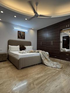 DIVINE INDIA SERVICE APARTMENT 3BHK, J-215 SAKET - 8