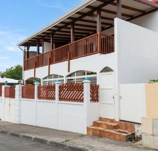 Appartement moderne au Moule avec terrasse et jardin - 2