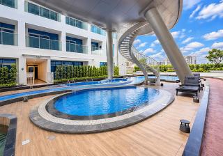 Vogue Vacation Homes, Arjan Opalz by Danube near Science Park, Studio Apartment with Balcony and Vibrant Community View, Access to all Amenities - 0