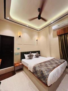 Hotel Suncity And Zaffran - 9