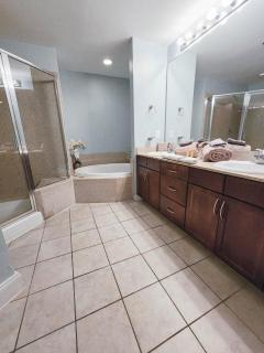 Laketown Wharf 1238 - Brand New End Unit With Wrap Around Balcony - 3