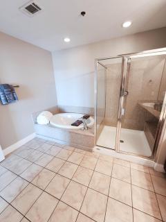 Large 3 Bd Penthouse 2034 In Laketown, Great Views and Amenities! - 2