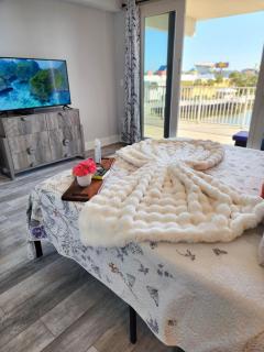BRAND NEW!Laketown Wharf 233! Beautiful 3 BD, Great Amenities, And Great Location - 7