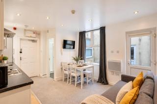 Flat by Cardiff University - 2 Bedrooms, Sleeps 4 - 8