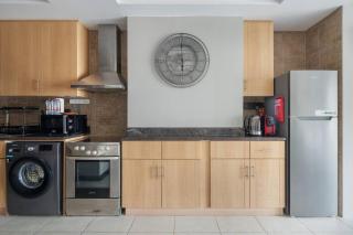 Chic JLT Studio Lake View Pool & Metro Access - 1
