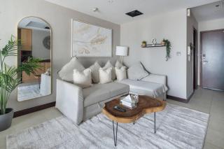 Chic JLT Studio Lake View Pool & Metro Access - 4
