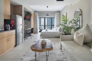 Chic JLT Studio Lake View Pool & Metro Access - 9