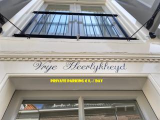 VRYE HEERLYKHEYD ( adults only ) studio 3 - 0