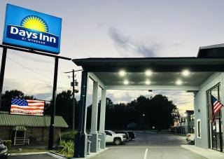 Days Inn by Wyndham Camden AR - 8