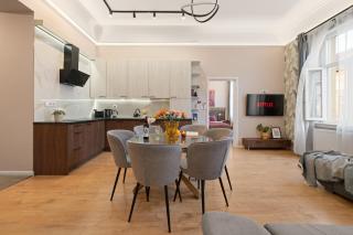 Elite Downtown Retreat for Families & Friends - 1