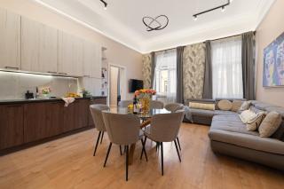 Elite Downtown Retreat for Families & Friends - 0