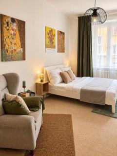 Central City Studio with Elevator & Fast WiFi - 4