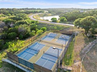 Scenic Lake Travis Farmhouse - Pickleball - BBQ - Edgewater Beach - 7