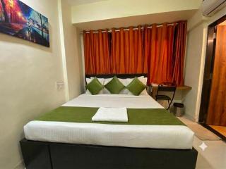 Deluxe Inn - Near Kokilaben Dhirubhai Ambani Hospital - 2