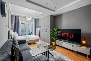 Luxury Studio Lake View 2 Min to Metro JLT - 2