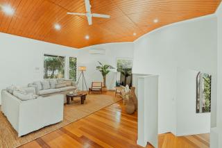 Reinwood Retreat - A home Nestled in the Treetops of a Rainforest - 4