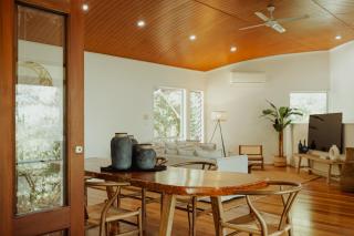 Reinwood Retreat - A home Nestled in the Treetops of a Rainforest - 5