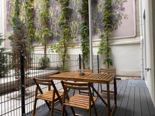 Deluxe Apartment with Garden Terrace - 9