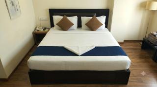 Deluxe Inn - Near Kokilaben Dhirubhai Ambani Hospital - 1