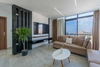 Nile View Residence with 65 inch Smart TV and 3 Bathrooms - 1