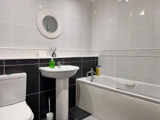 2-Bed West End Flat with En-Suite Near Glasgow Uni - 9