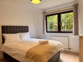 2-Bed West End Flat with En-Suite Near Glasgow Uni - 4